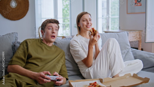 Obraz na płótnie Chilling pair enjoying videogame weekend together sitting comfortable couch w salonie