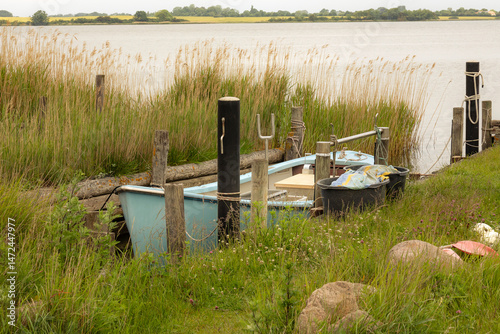 Kleines Fischerboot am Ufer der Schleimündung in Maasholm