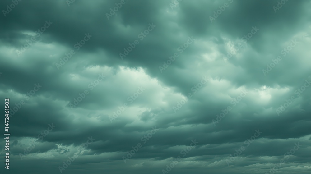 Obraz premium Dark and Moody Sky with Dramatic Storm Clouds and Overcast Atmosphere