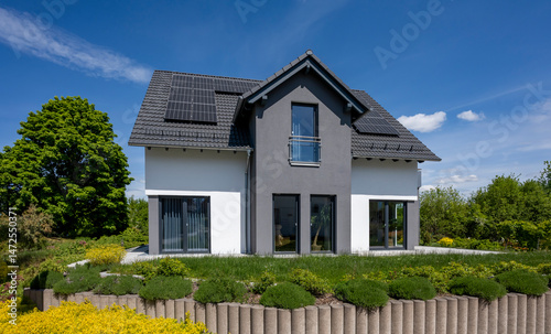 Modernes Eigenheim mit Garten in Deutschland