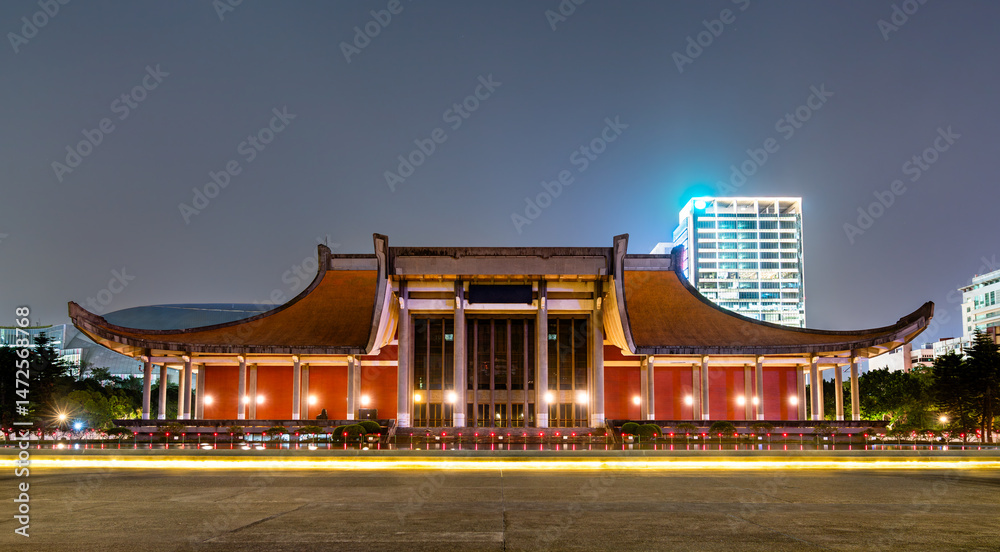 Obraz premium The Sun Yat-sen Memorial Hall in Taipei, Taiwan, features traditional Chinese architectural design and stands brightly lit at night, honoring the founder of the Republic of China.