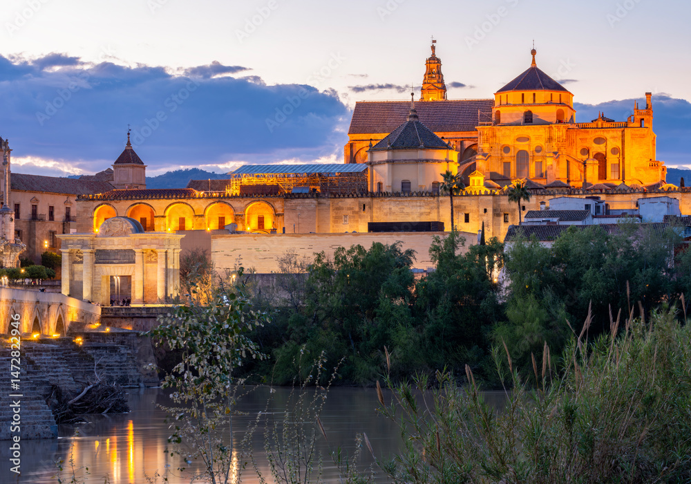 Obraz premium Mezquita (Great Mosque of Cordoba) and Roman bridge at sunset, Andalusia, Spain
