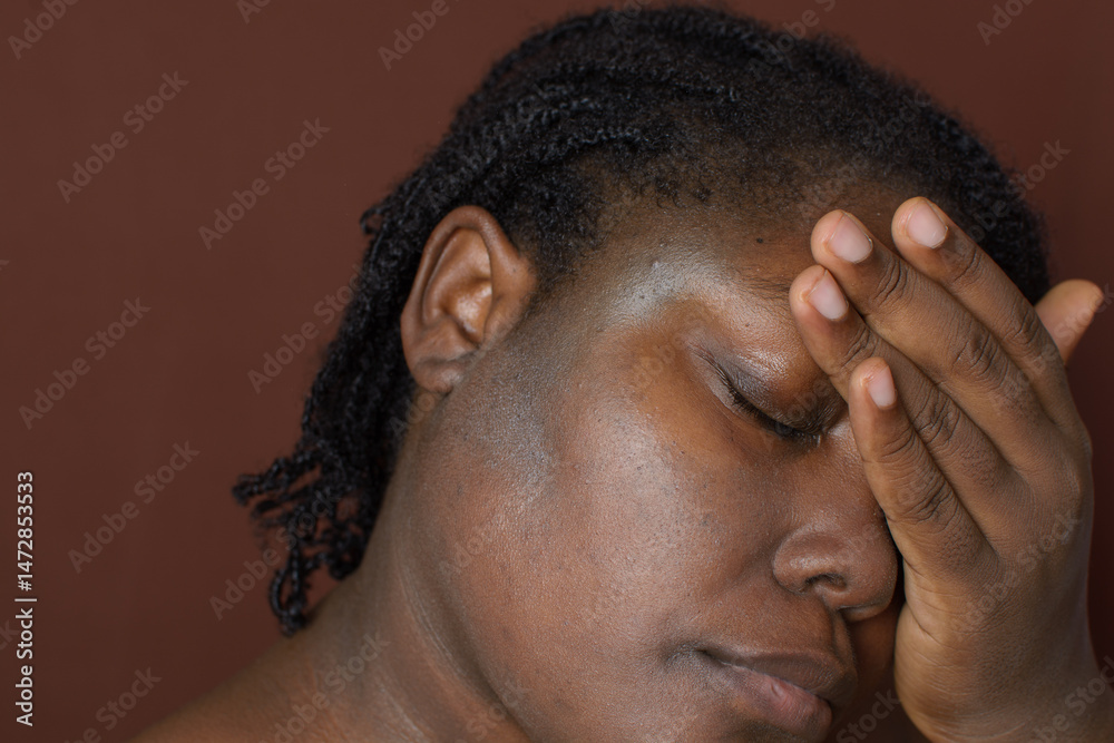 Sunscreen applied on brown skin, sunscreen leaving a white cast on dark brown skin, sun protection product on brown skin Sunscreen applied on brown skin, sunscreen leaving a white cast on dark brown skin, sun protection product on brown skin