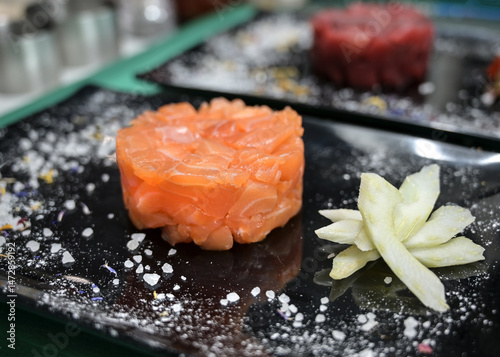 Fotografi tartare di salmone servito al ristorante