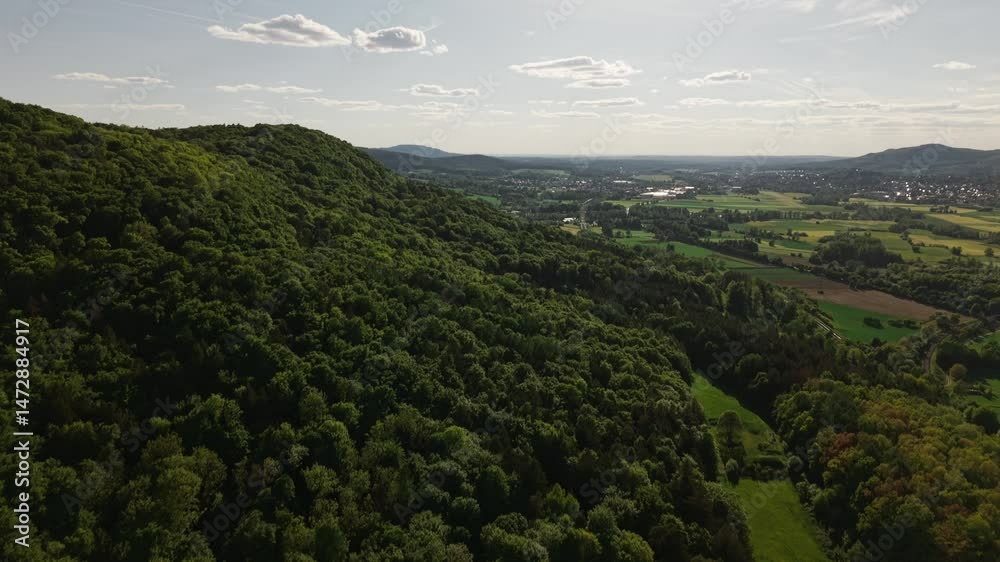 Drohne aus der Fränkischen Schweiz in Bayern, Deutschland bei strahlendem Wetter in der Gegend um Hersbruck, Nürnberg. Wanderparadies mit vielen Hügeln und Wäldern