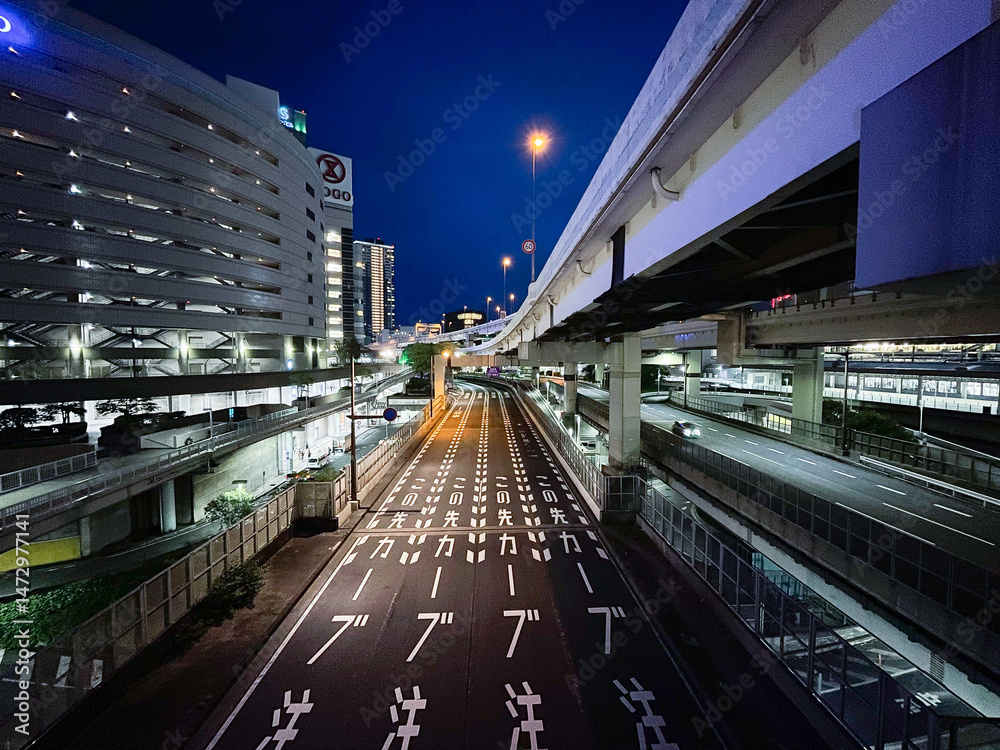 Fototapeta premium 夜の都市高速道路