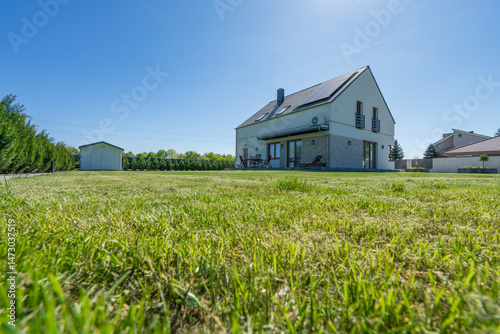 Obraz na płótnie New build fully detached house with green lawn w salonie