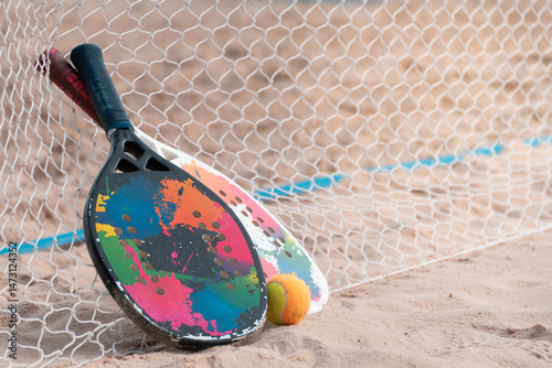 Raquetes de Beach Tenis no chão em quadra de areia photo