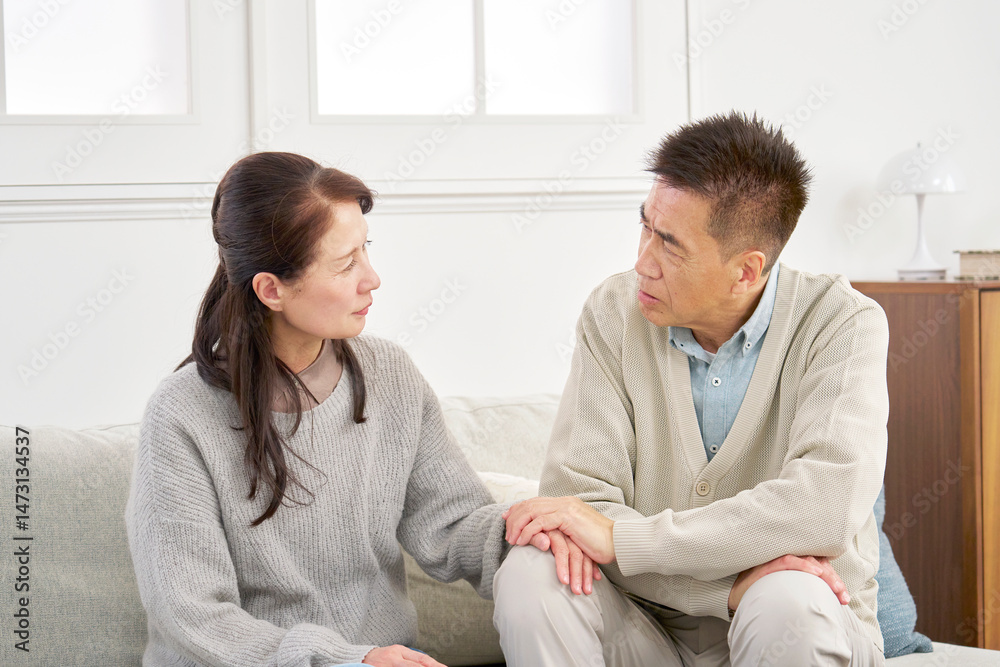 Fototapeta premium 困っているシニアの夫婦 リビング