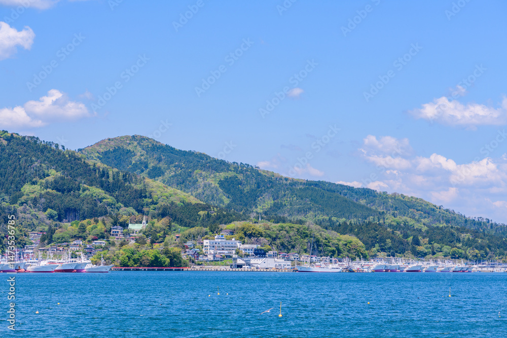 Fototapeta premium 漁港の春 船と海と 