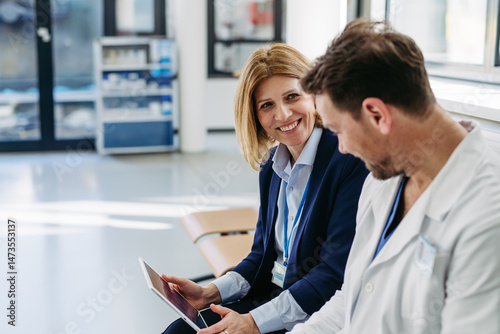 Cuadro en lienzo Pharmaceutical rep and doctor discussing drug samples and prescriptions
