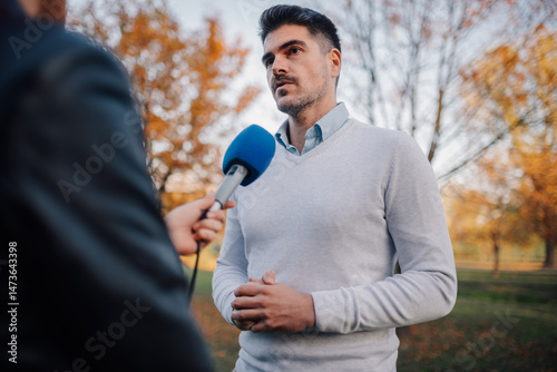 Konstfotografi Journalist interviewing politician in park during autumn