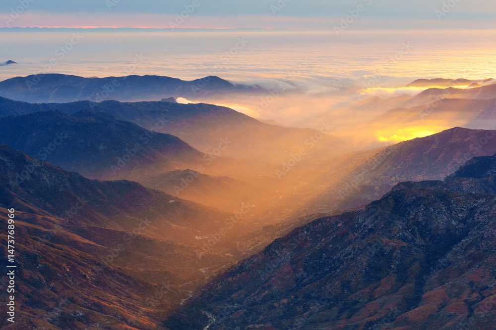 Fototapeta premium Majestic Sunrise Over the Misty Valleys of Sequoia National Park