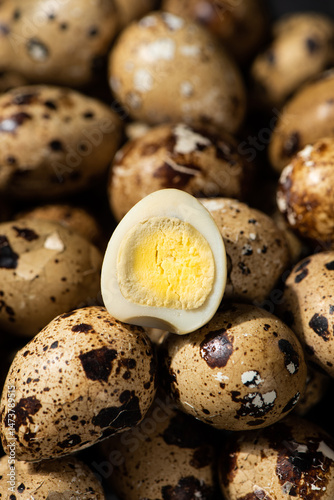 Obraz na płótnie colseup of cooked quail eggs background. w salonie
