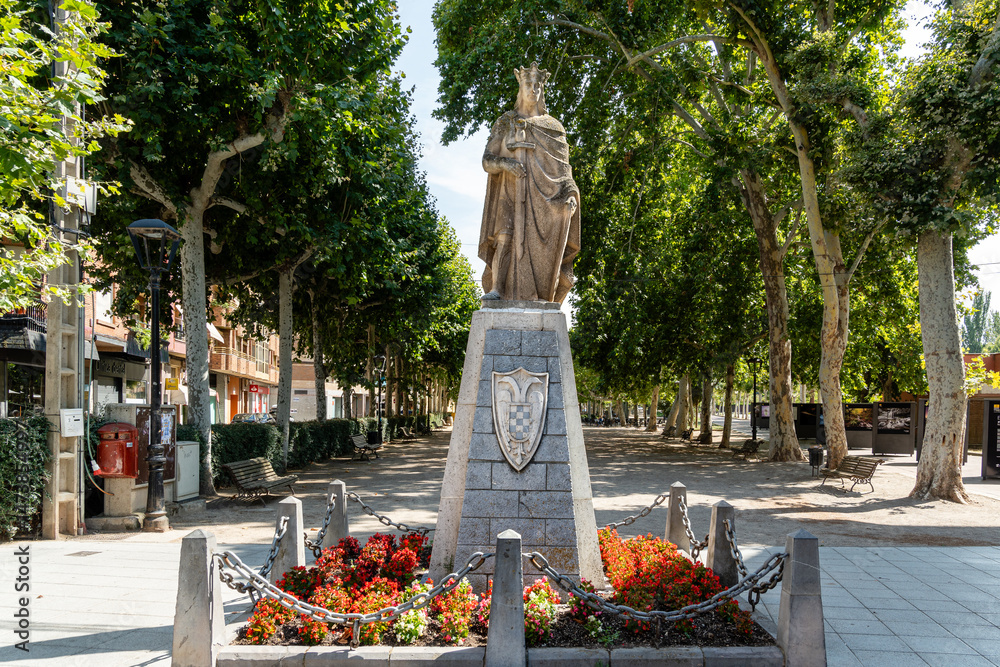Obraz premium Statue of Fernando III el Santo stands in Nájera, La Rioja, Spain.