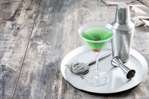Foto Japanese slipper cocktail on wooden table. Copy space