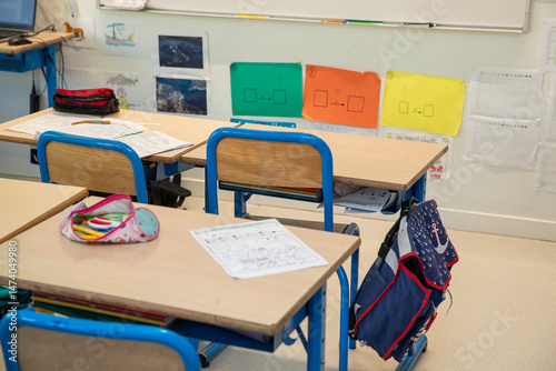 Vue d'une salle de classe d'école primaire vide, avec des tables et des sièges. Concept d'éducation en France, retour à l'école.