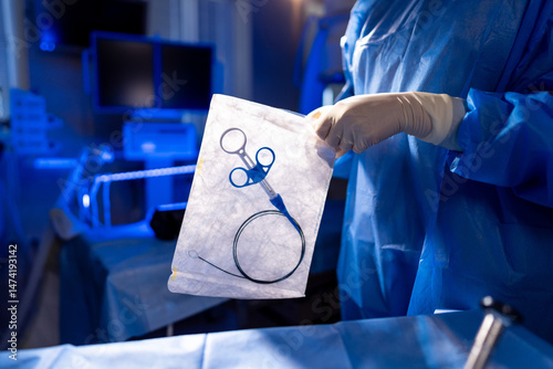 Obraz na plátně Surgeon sets up tools