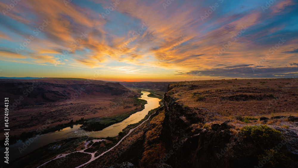 Fototapeta premium Sunset Over Snake River Canyon – Idaho Wilderness Vista