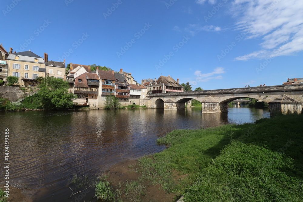 Obraz premium Maisons typiques le long de la rivière la Creuse, ville d'Argenton sur Creuse, département de l'Indre, France