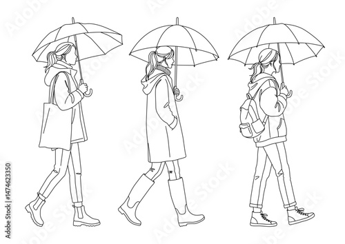傘をさして歩く女性