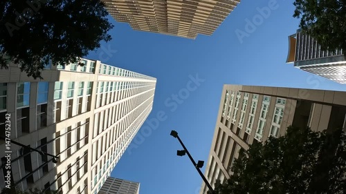 回転するビル群