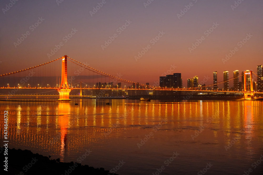 Fototapeta premium Wuhan Yingwuzhou Yangtze River Bridge at night