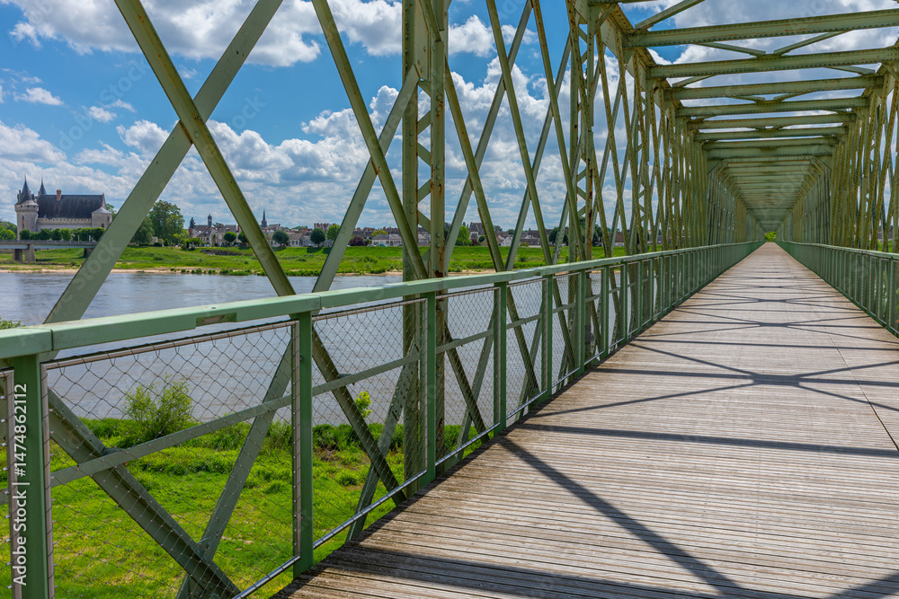 Obraz premium La Passerelle de Sully-sur-Loire avec son château sur la gauche
