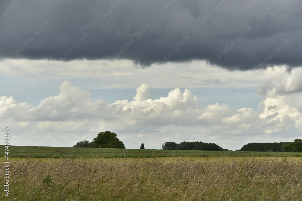 Obraz premium Nuage d'orage au dessus d'un paysage rural à Écaussinnes-d'Enghien (Soignies)