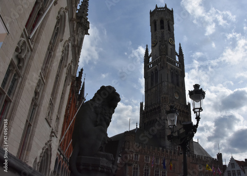 le beffroi de bruges en contre jour sur la grand place photo