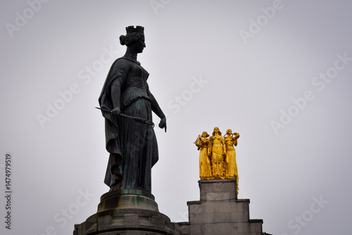 La déesse de la grand place de Lille, france commémore l'héroïsme des Lillois pendant la Révolution française. derrière les 3 grâces.