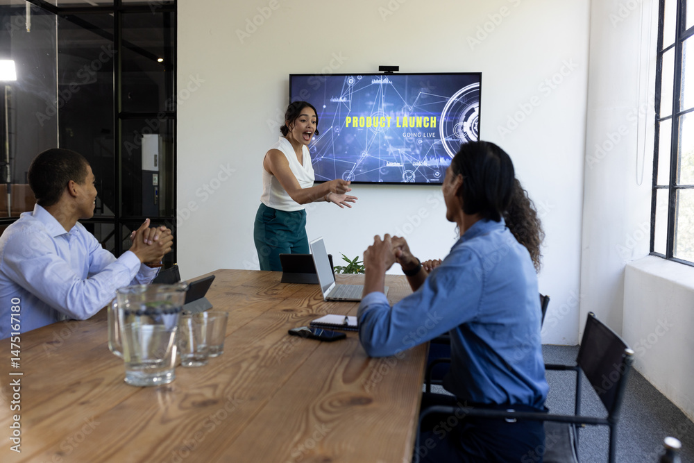 Obraz premium Business team discussing product launch presentation in modern conference room