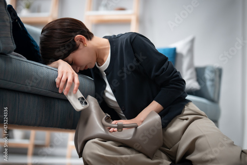 疲れて倒れる女性