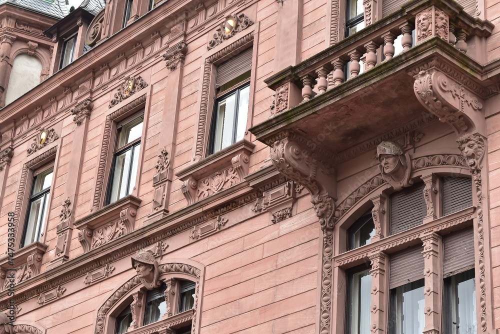 Obraz premium Façade murale rouge décorée style architecture renaissance à Heidelberg, en Allemagne