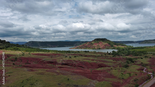 Panorama aérien des ruffes rouges du lac du Salagou