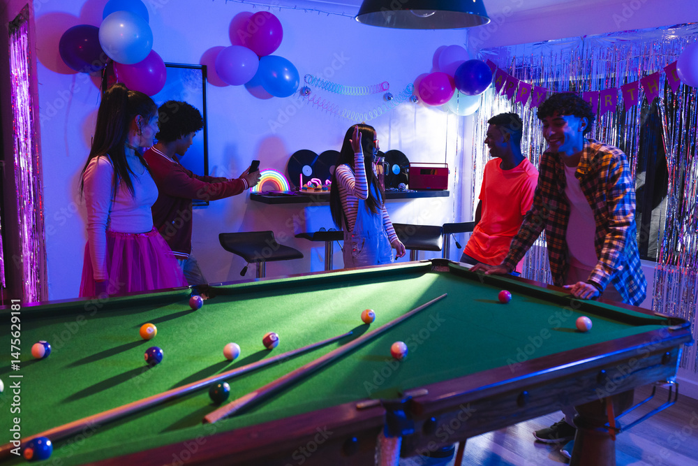 Naklejka premium Teenagers celebrating at home, playing pool and taking photos with friends