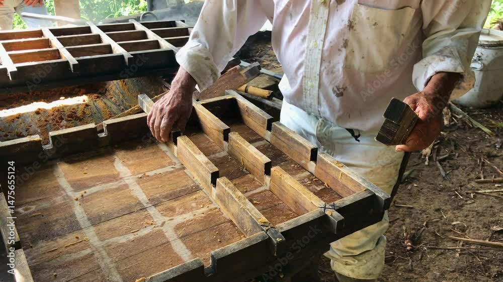 preparando el molde artesanal para hacer panela