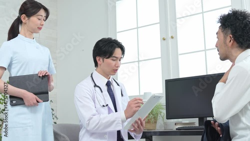 診察をする医師