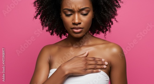 Obraz na płótnie Woman with concerned expression and hand on chest against pink background w salonie