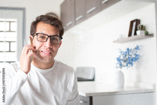 Joven apuesto haciendo una llamada por teléfono celular 