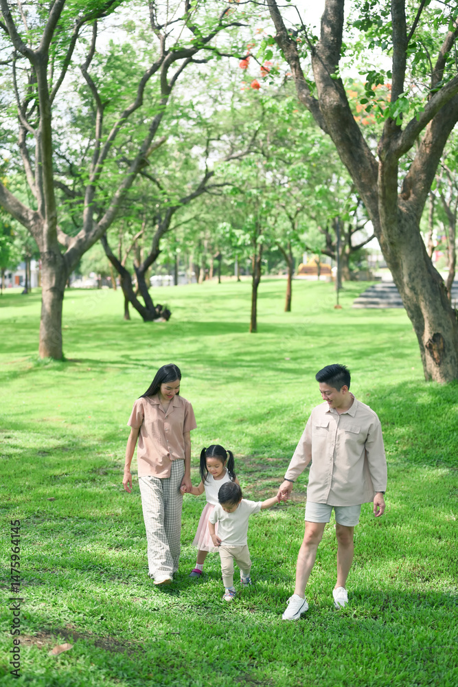 Obraz premium Parents enjoying a peaceful stroll with their children surrounded by vibrant nature