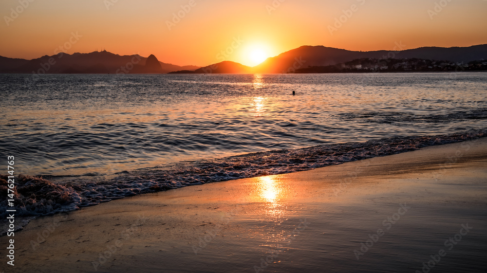Fototapeta premium Panoramic View of Sunset Over the Ocean at Itaipu Beach, Niterói - Rio de Janeiro, Brazil