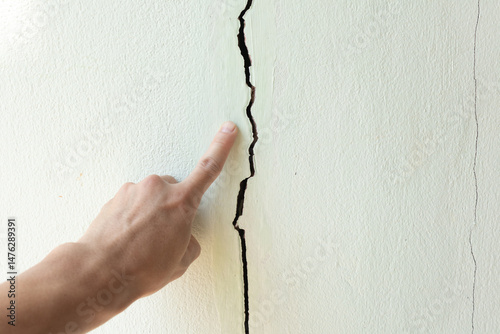 Bilde på lerret Large long crack or damage on concrete wall