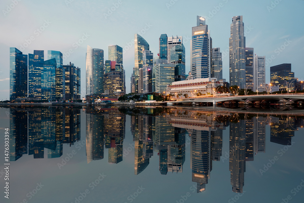 Obraz premium The urban skyline of Singapore's Marina Bay CBD and its reflection.