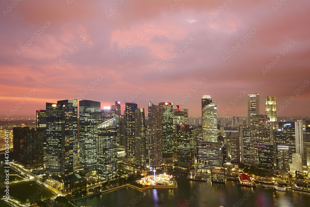 Fototapeta premium The urban skyline of Singapore's Marina Bay CBD under the evening glow.