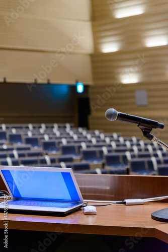 大きな会場で行う講演会やセミナー風景のイメージ