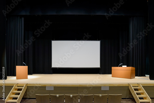 大きな会場で行う講演会やセミナー風景のイメージ