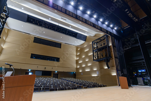 大きな会場で行う講演会やセミナー風景のイメージ