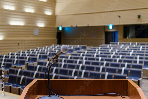 大きな会場で行う講演会やセミナー風景のイメージ