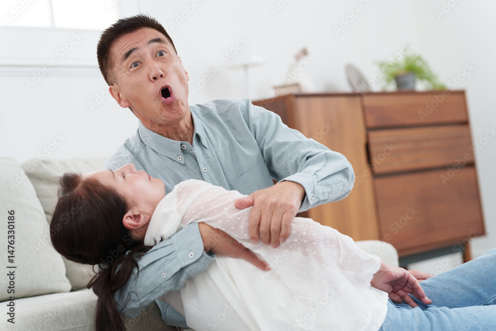 Fototapeta premium 倒れるシニア女性を助けるシニア男性